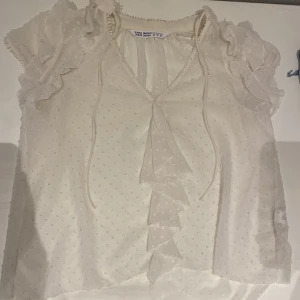 Zara blus - Blus från zara, aldrig använd! Fint skick i storlek XS. Pris kan diskuteras!