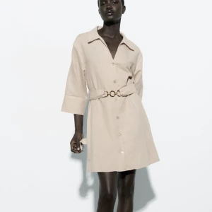 Linneklänning från Zara - Jättefin helt oanvänd linneklänning ifrån zara, säljs då den inte passar och jag fick den som present✨✨ nypris 400 mitt pris 200