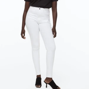 NYA Vita jeans - Helt nya vita jeans ”True to you”  Nypris 499 (Köparen står för frakten)