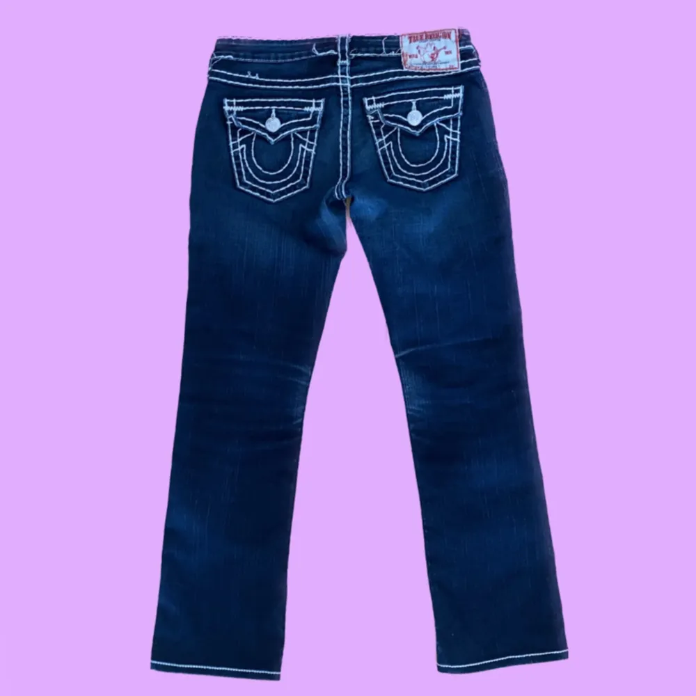 Ett par fina true religion jeans med vit söm, sömen lite trasig där uppe(man kan se på bild 2) Hör gärna av er med frågor och bilder!💗. Jeans & Byxor.