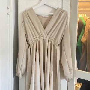 Långärmad satinklänning  - Superfin satinklänning i champagne färg, bara använd en gång. Den såldes som one-size men skulle säga att den passar xs-m Frakt ingår i pris