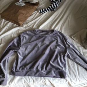 Gosig grå/lila tröja  - Kontakta oss om ni är intresserade ☺️skickar frakten då  