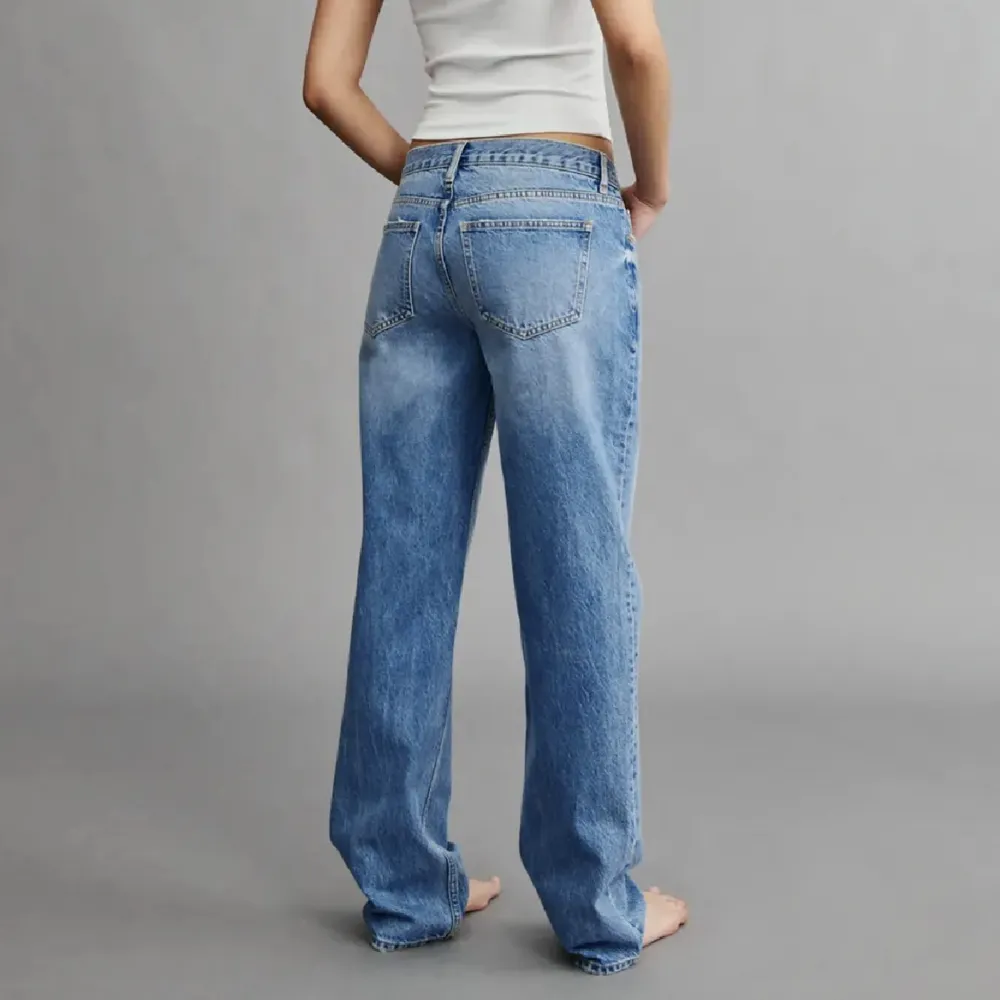 Lågmidjade jeans från ginatricot. Storlek 38. 200kr plus frakt. Jeans & Byxor.