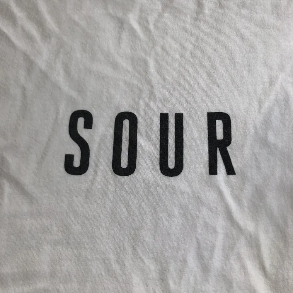 Sour solution t-shirt i storlek M, avänd men i bra skick. Köpt för 499kr . T-shirts.