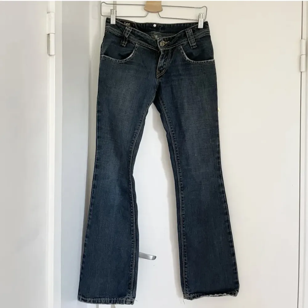 Jättefina lee jeans som är lågmidjade och bootcut! Nyskick💗. Jeans & Byxor.