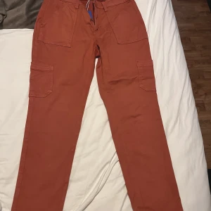 Cargobyxor - Köpta på Sellpy för ca 1 år sedan. Legat i garderoben i hopp om att komma i dem en dag men nu kan jag inte låta dem ligga längre. För sent att sälja på Sellpy Circle. Köpte dem för 120 kr. Bra kvalitet och mycket bra skick.
