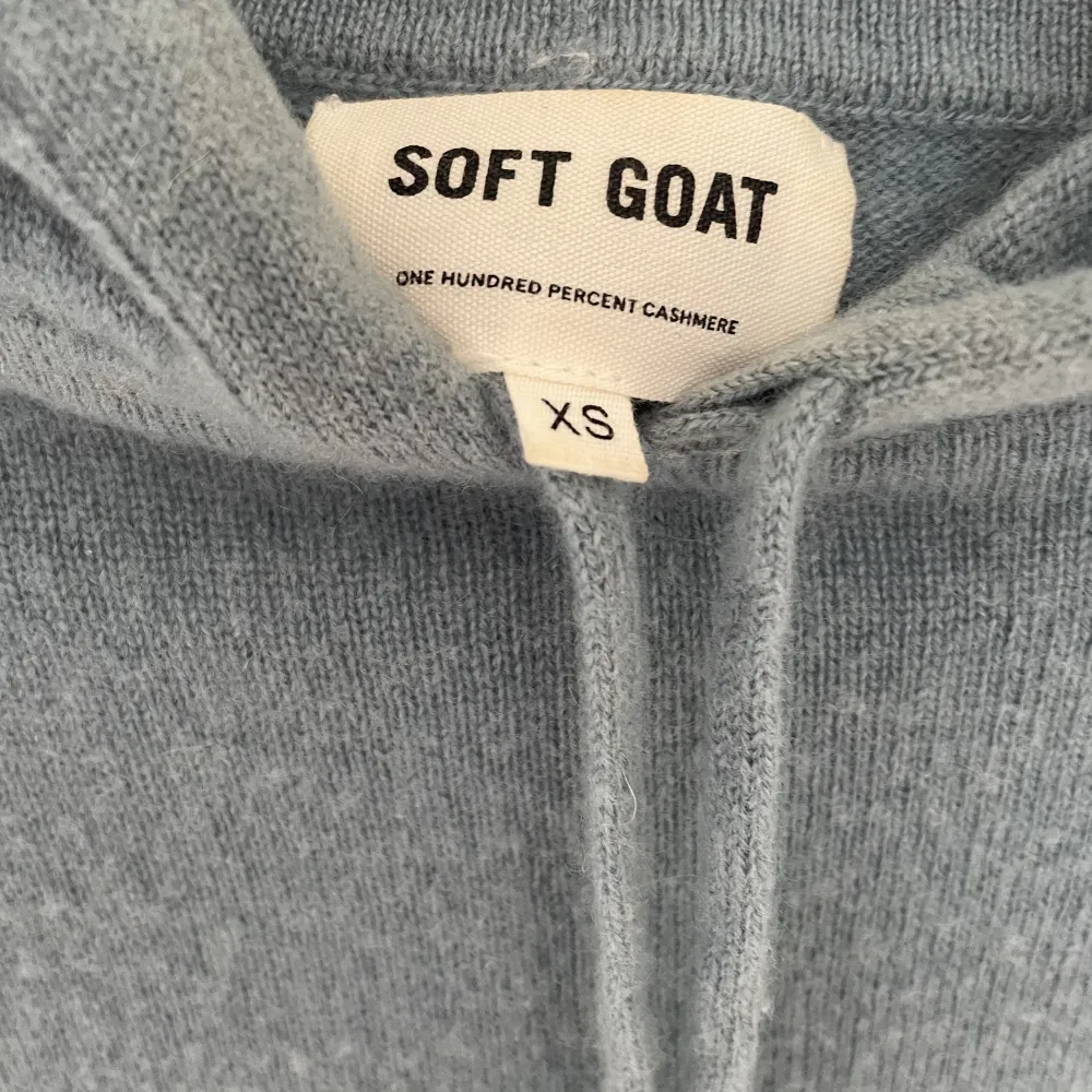 Säljer nu denna så fina soft goat hoodien i blå som inte säljs längre 💛💛 strlk XS och inga tecken på användning💝. Tröjor & Koftor.
