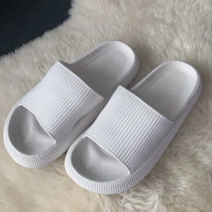 Tofflor - Ett par happyflops som är jättesköna. Dom är aldrig använda och i bra skick☀️köparen står för frakten💗