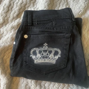 victoria beckham jeans - 💕 lågmidjade victoria beckham jeans köpta här på plick i modellen w28 men alldeles för stora för mig. har några små fläckar från förra ägaren som jag tror går bort i tvätt.  midja: ca 72cm höft: ca 102 innerbenslängd: ca 70 💘💘