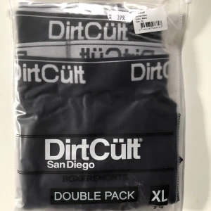 Helt Nya och Aldrig Använda DirtCült kalsonger🔥 - Riktigt fina svarta DirtCült kalsonger i storlek XL-XXL  Endast 50 kr förpackningen 🔥Nypris: 400kr Aldrig Använda, Aldrig Provade. Kommer i original förpackningen. Fraktar över hela Sverige men erbjuder även att mötas upp 😁
