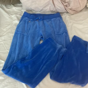 Juicy couture  - Säljer dessa för de är ej i användning har använt 2 ggr de är i storlek L 