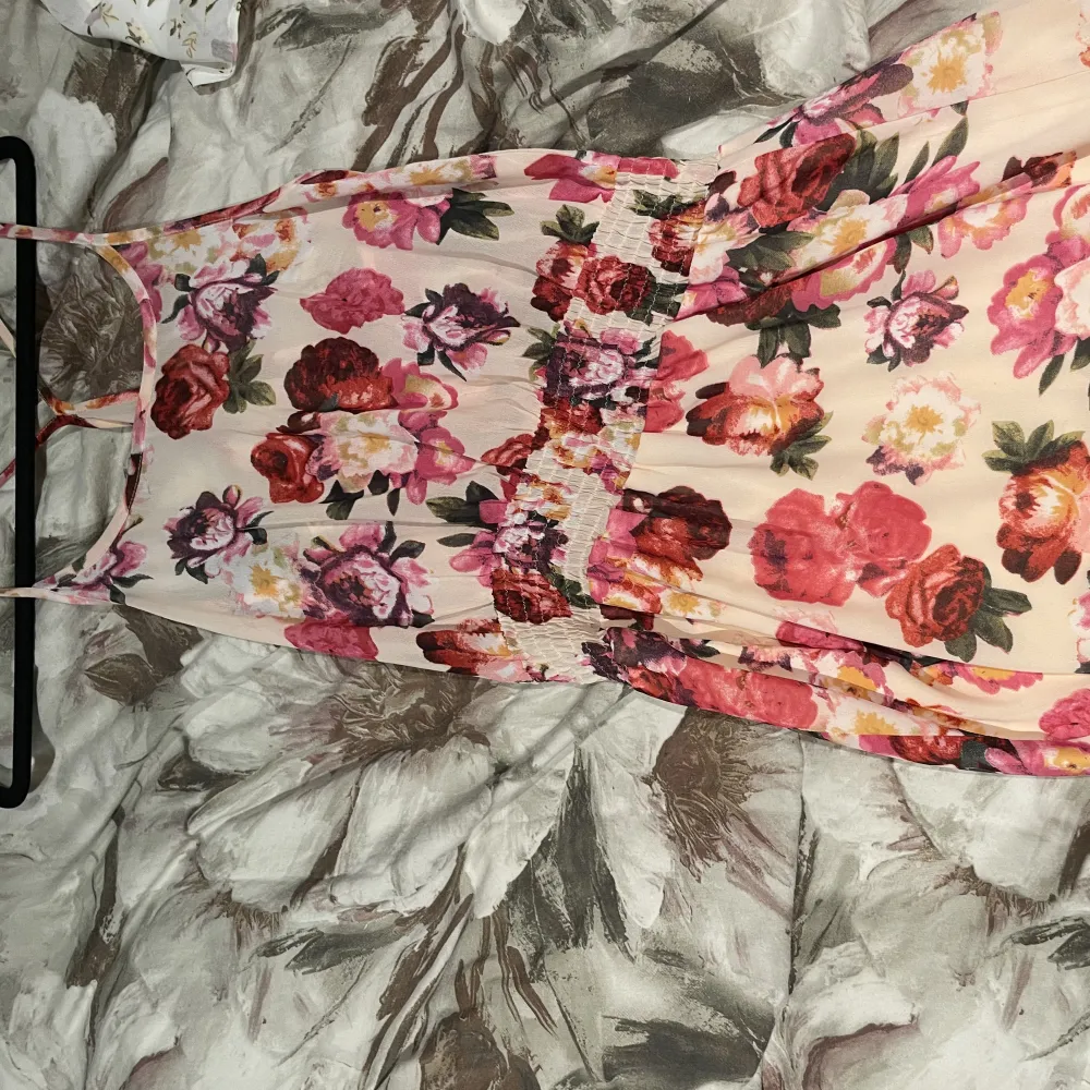 Säljer en så fin blommig klänning från Rut & Circle, använd 1-2ggr. Super sväl och skön, passar till alla tillfällen. Lätt att klä upp och ner vilket är så bra men kommer tyvärr inte till användning längre 200kr+ frakt mer frågor så är det bara skriva💗. Klänningar.