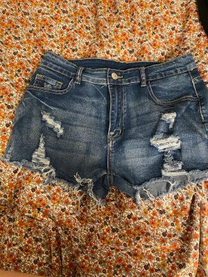 Jeans shorts - Säljer dem här jeans shortsen i storlek L (passar även M då dem är stretchiga) med slitningar från Shein. Dem har aldrig använts, endast testade en gång.💕