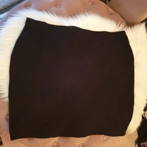 Svart kjol - Vanlig svart kjol från hm. Storlek xl