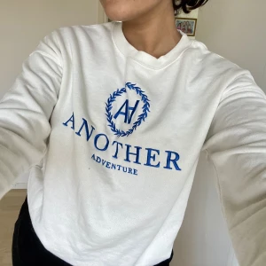 Tröja 🫶🏽 - Väldigt söt vit sweater med blått brodyr! Super skön att ha på sig på sommarkvällarna 🥰