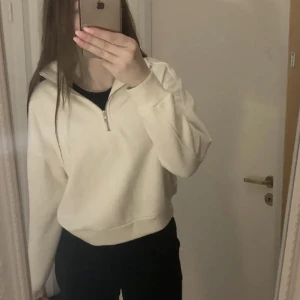 Vit tjocktröja  - Vit zip up tröja från lager157, använd ca 1 gång, nypris 150kr