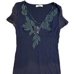 Blå klänning - Blå klänning med paljetter och pärlor! Är ganska kort!💞