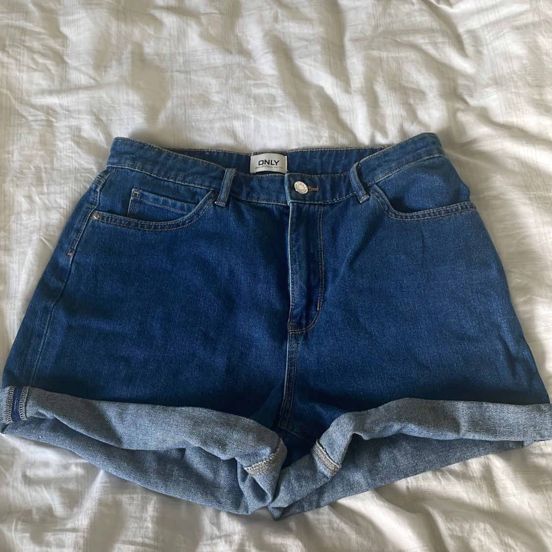 Blåa jeansshorts