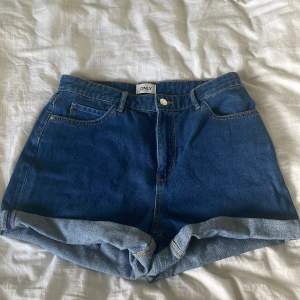 Blåa jeans shorts från only! Strl M och inte använt💞