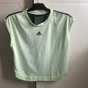 ADIDAS träningstshirt - Använd få gånger som ny
