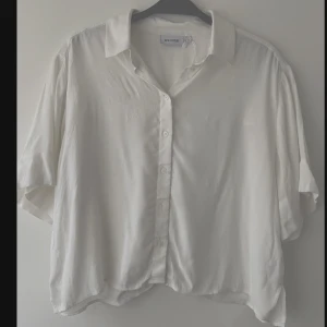 Skjorta / Blus Weekday - Tunnare material. 