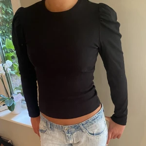 Tröja - Oanvänd Långärmad tröja med puffärm från pieces💕 Jätte skönt material!