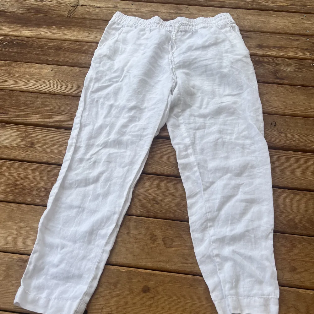Vita linnebyxor från HM, är felfria och jättefina. Har stroleken 42 vilket ska motsvara M. Är 100% linne.. Jeans & Byxor.