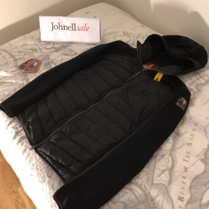 Parajumper jacka  - Storek medium jätte fint skick knappt använd, Ny pris 4499