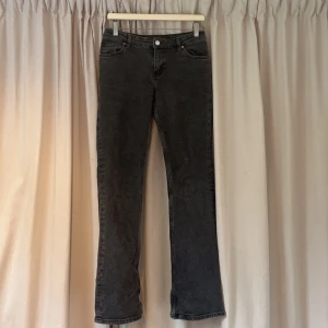 Lågmidjade bootcut jeans - Mörkgråa lågmidjade bootcut jeans. Passar någon som är ca 1,65 lång. Midjemått: 39 cm. Innerbensmått: 81 cm. Har använts men inga defekter. Hör av er vid frågor! 