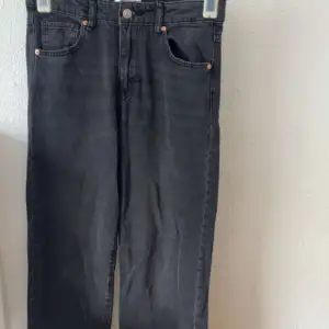 Ett par fina svarta jeans kan även klassas som (Baggy) jeans. Har använts endast en gång. Vi kan även diskutera om priset fast priset är just nu 300. Storleken är 164 och jag är 163,5 💓