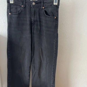 Svarta jeans (Baggy) - Ett par fina svarta jeans kan även klassas som (Baggy) jeans. Har använts endast en gång. Vi kan även diskutera om priset fast priset är just nu 300. Storleken är 164 och jag är 163,5 💓