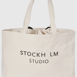 Stockholm lm väska  - Säljer denna väska helt oanvänd och i ny skick. Ge gärna pris förslag alla förslag är mottagna. Skriv gärna för fler bilder🤍TRYCK EJ PÅ KÖP NU DIREKT UTAN KONTAKA FÖRST 🤍