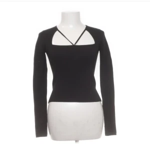 Fin Zara tröja! - Säljer min tröja då den tyvärr inte kommer till användning! Den är köpt på sellpy för ett tag sedan men säljer vidare den nu🫶 Fe första 2 bilderna är från sellpy och den sista är min egna❤️