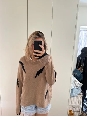 Zadig tröja  - Säljer denna jätte fina Zadig volitaire tröja som knappt är använd. Köpt för 4500 för ca 3 år sedan. Säljer pågrund av att den inte kommer till användning🩷