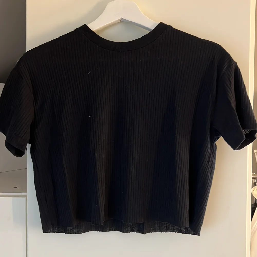 Svart croppad T-shirt från asos. Storlek 34🥰. T-shirts.