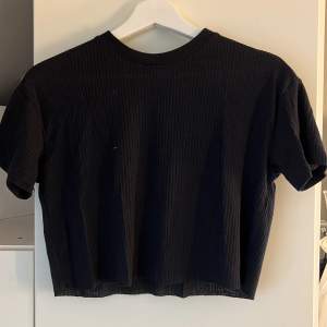 Svart croppad T-shirt från asos. Storlek 34🥰