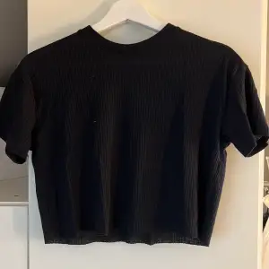 Svart croppad T-shirt från asos. Storlek 34🥰