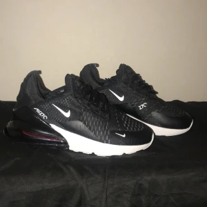 Nike air 270 - Har ett par Nike Air 270 som bara står i garderoben och är i nyskick .  Svart/vita storlek 38 , kvitto finns 