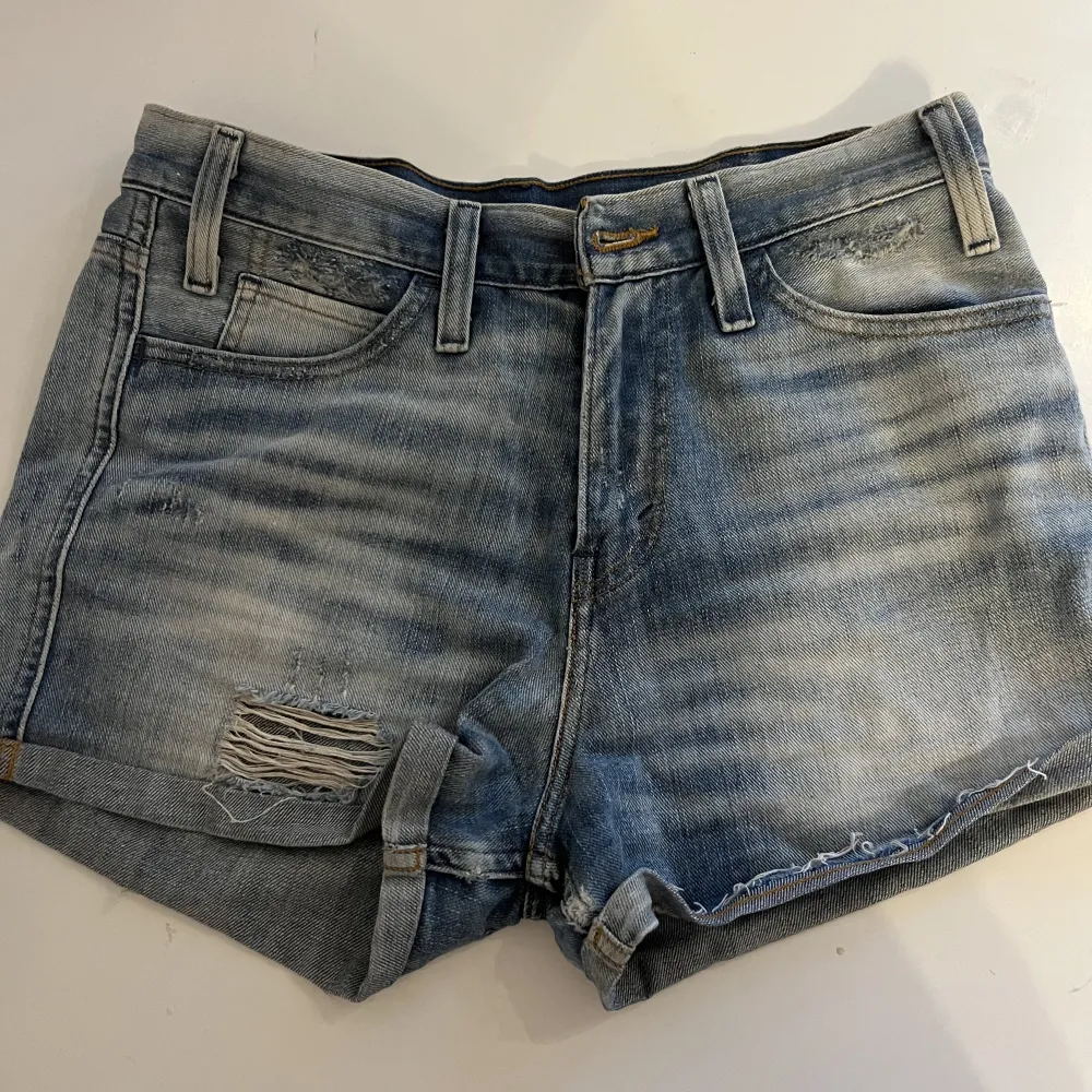 Jättefina ”vintage” jeansshorts från Levi’s. Har använts en del men är i gott skick.❤️. Shorts.