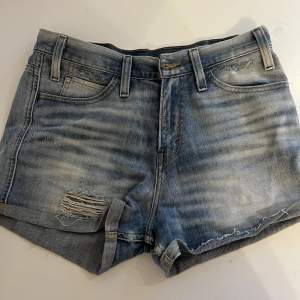 Jättefina ”vintage” jeansshorts från Levi’s. Har använts en del men är i gott skick.❤️