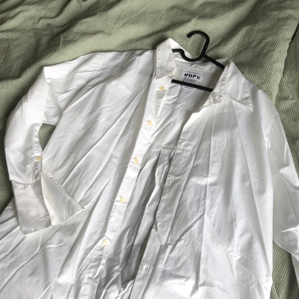 Endast använd vid ett tillfälle! Har hängt i min garderob och behöver strykas!🤍 — Modell: Mantra Shirt Material: 100% bomull  Nypris: ca 2,000kr Size: 34 (passar även 36) — Slutsåld på hemsidan!. Blusar.