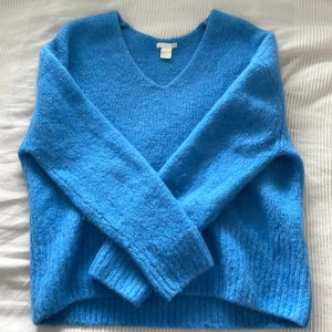 Stickad tröja - En mycket fin stickad tröja som tyvärr inte används längre. I bra skick och inte så sliten.