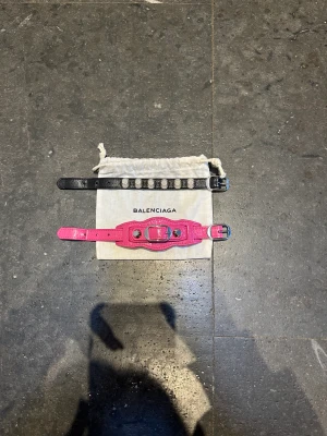 Balenciaga armband storlek s 😚 - OBS BARA SVARTA KVAR! Har dessvärre inte kvar äkthetsbeviset. Köpte av en kompis! Äger dock en Balenciaga väska och har tidigare haft två armband från Balenciaga som är äkta. Kan därför jämföra de och dra slutsatsen att de är identiska till äkthet!