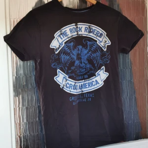 T-shirt - Snygg t-shirt med tryck, i fint skick.