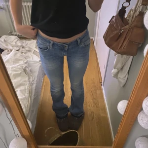 pepe jeans - säljer mina lågmidjade pepe jeans då jag börjar tröttna på dem, i bra skick men lite slitna där nere, sömmarna är sprättade vilket jag själv bara tycker är snyggt och gör jeansen några cm längre  men i övrigt inga defekter, original pris 949 på zalando❤️🥰