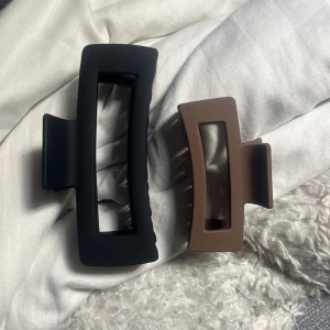 svarta klämman säljes!  - en mattsvart klämma som är superbra för tjockare och längre hår💞 helt oanvänd. !den beigea är bara för för storleksjämförelse! 