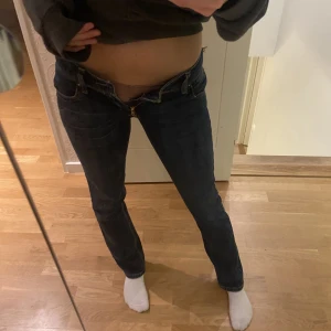 Superlåga Levis jeans  - Säljer dessa skiiit snygga Levis 470 jeans då dem tyvärr blivit för små🥲dom är helt raka (mer än på bilden) och i toppen skick🩷 mått: w:37x2 innerbenslängd: 80🌷 hör av dig vid mista fråga🥰