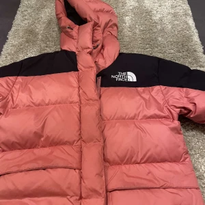 The north face jacka - Jättefin The North Face jacka. Den är använd 2 gånger så i princip i nyskick. Bra isolering och perfekt till vintern. 