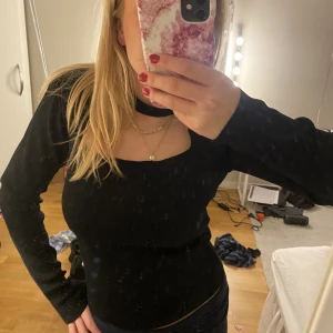 Fest topp Zara - Svart fest topp från zara i toppenskick, köpte second hand men använd 1 gång🥰💋 normal i storlek
