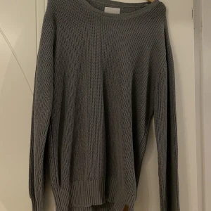 Grå virkad/stickad tröja  - Från lager 157 